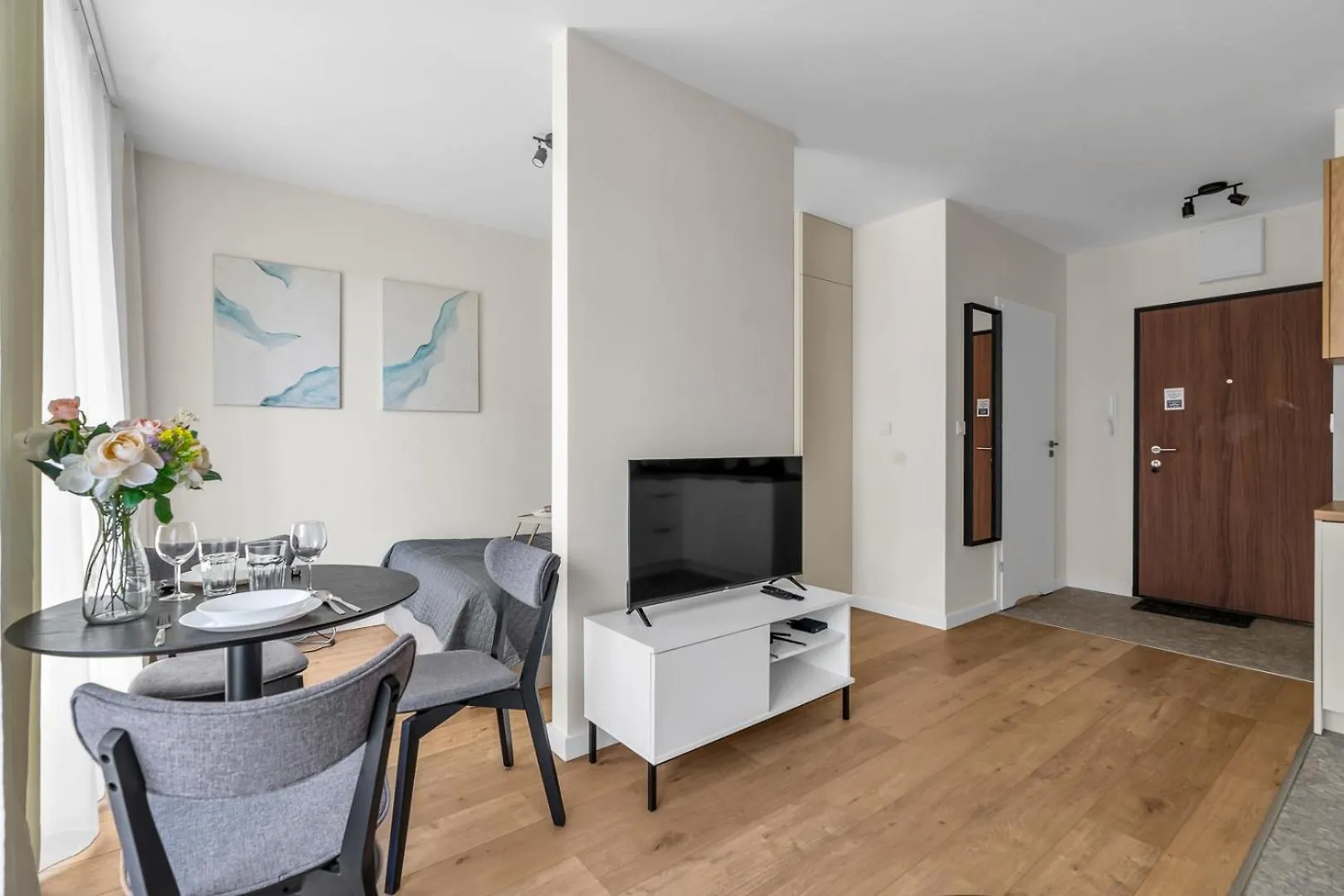Zupnicza Apt - Parking And Balcony - By Rentujemy Warsaw