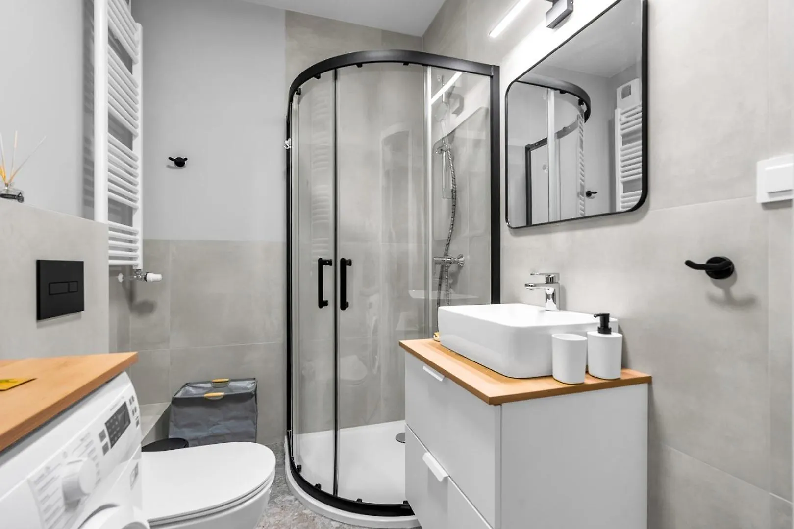 Zupnicza Apt - Parking And Balcony - By Rentujemy Warsaw Apartment