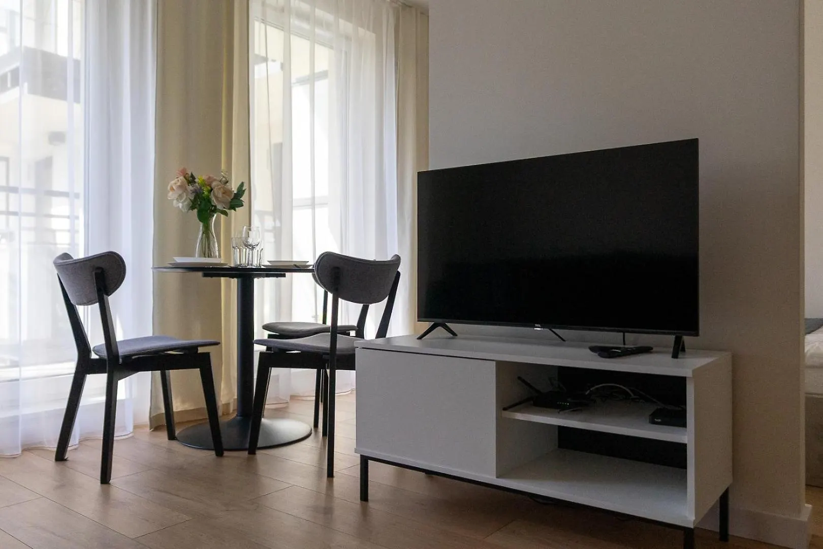Zupnicza Apt - Parking And Balcony - By Rentujemy Warsaw Apartment
